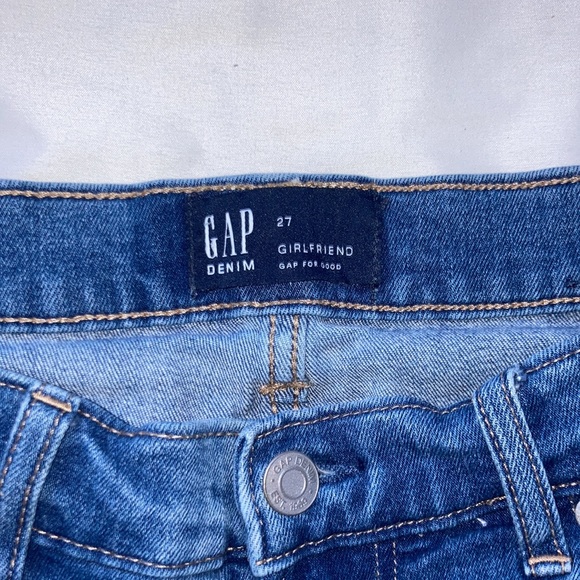 Embroidered flower Blue Jeans - Picture 2 of 4